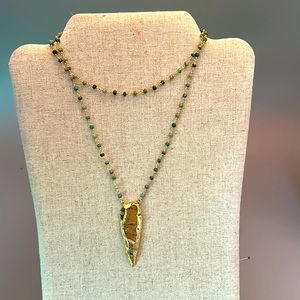BB Lila long necklace with long gold arrowhead
